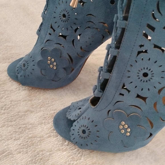 JUSTFAB HEEL SHOES, BLUE COLOR, FLORAL DESIGN, FRONT LACES. - Picture 5 of 12
